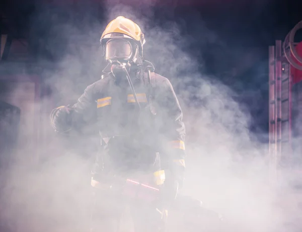 Retrato Del Joven Bombero Pie Sosteniendo Una Motosierra Medio Del — Foto de Stock