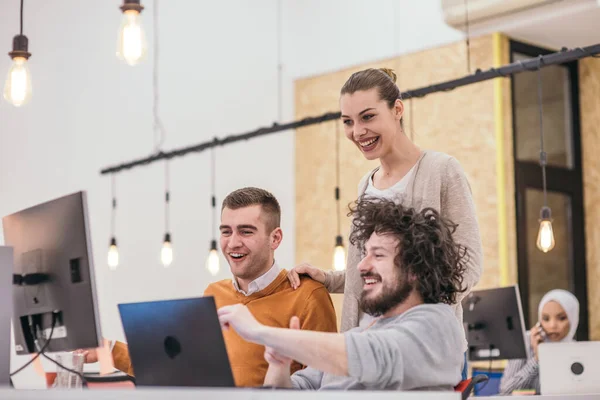 Gelukkige Verrassing Voor Teamgenoten Medewerkers Juichen Terwijl Naar Een Computer — Stockfoto