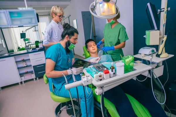 Equipe Dentistas Explicando Imagem Raio Para Jovem Paciente Menino — Fotografia de Stock