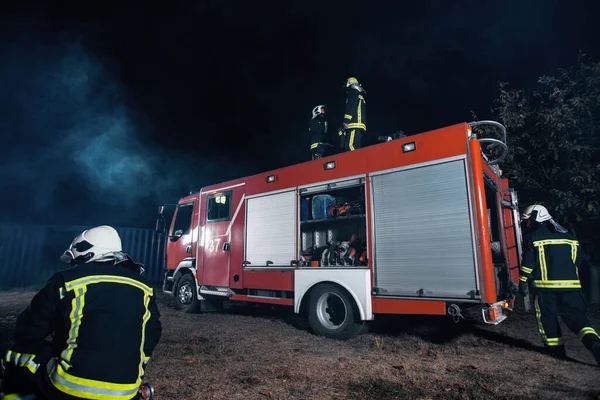 Bombeiros Usando Mangueira Incêndio Que Dispara Espuma Água Durante Uma — Fotografia de Stock