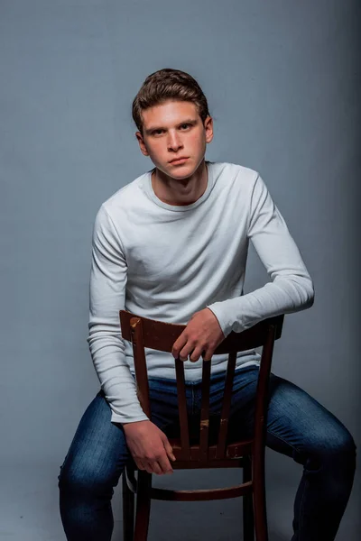 Trendy Moderner Junger Mann Trendigem Pullover Und Jeanshose — Stockfoto