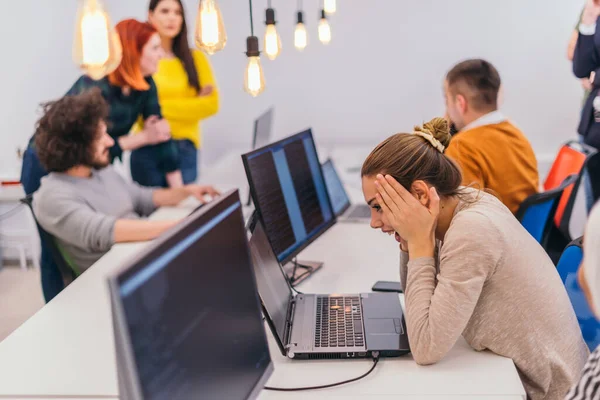 Pewna Siebie Szczęśliwa Młoda Bizneswoman Pracująca Laptopie Jasnym Biurze Współpracownika — Zdjęcie stockowe