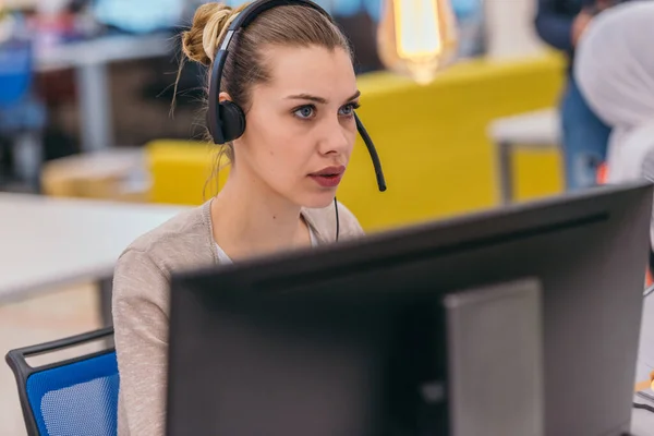 Mooie Vrouwelijke Klant Vertegenwoordiger Werken Aan Haar Laptop Tijdens Het — Stockfoto