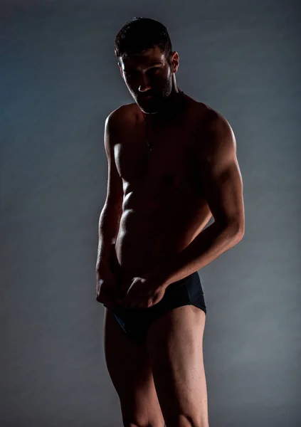 Stijlvolle Mode Man Poseren Half Naakt Tegen Donkere Achtergrond — Stockfoto