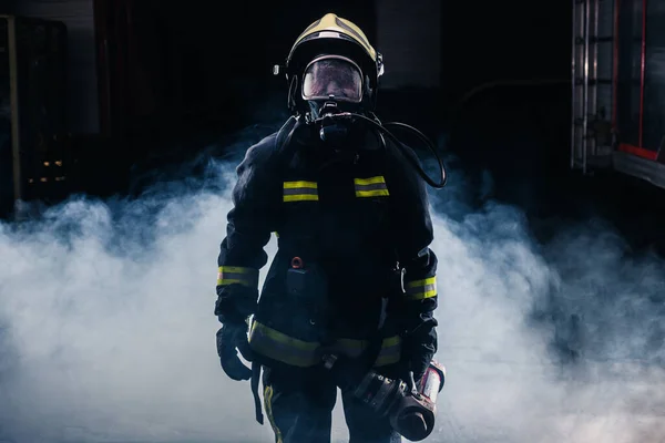 Retrato Una Mujer Bombero Con Casco Todo Equipo Seguridad Rato —  Fotos de Stock