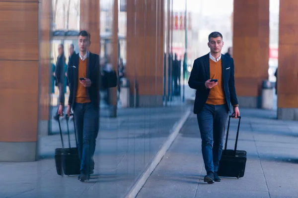 Close Foto Een Formele Zakenman Slepen Zijn Koffer Manbag Trek — Stockfoto