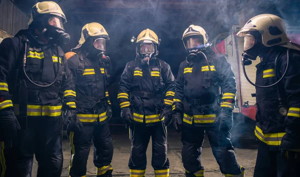 Retrato Grupo Bombeiros Meio Fumaça Extintor — Fotografia de Stock