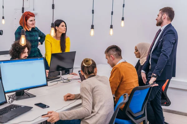 Schöne Junge Führungskraft Erklärt Neuen Mitarbeitern Eine Online Aufgabe Auf — Stockfoto