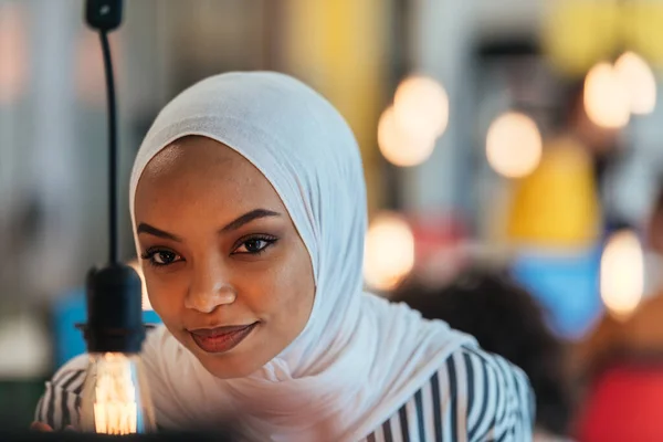 Сентиментальний Портрет Афро Американської Молодої Жінки Мусульманки Одягненої Хіджаб Маючи — стокове фото