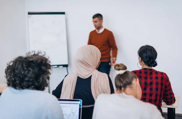 Mannelijke Business Coach Spreker Consulting Opleiding Van Nieuwe Medewerkers — Stockfoto