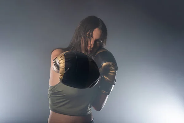 一个年轻性感的女拳击手被拳击手套直接击中的模糊形象 — 图库照片