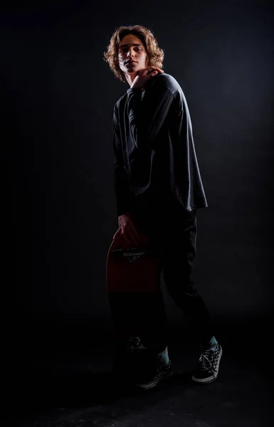 Studio Πορτρέτο Μόδας Ενός Skateborder Φορώντας Μπλε Πουλόβερ Και Τζιν — Φωτογραφία Αρχείου