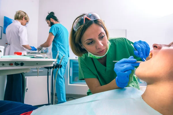 Jovem Garoto Paciente Está Sentado Cadeira Dentista Uma Dentista Feminina — Fotografia de Stock