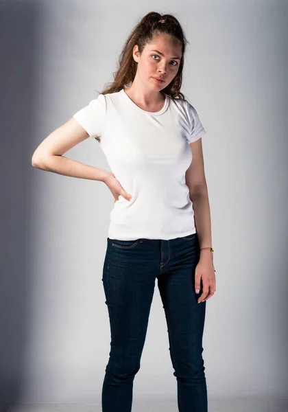 Body Shot Stylish Woman Posing Trendy Jeans White Top Shirt — Stock Photo, Image