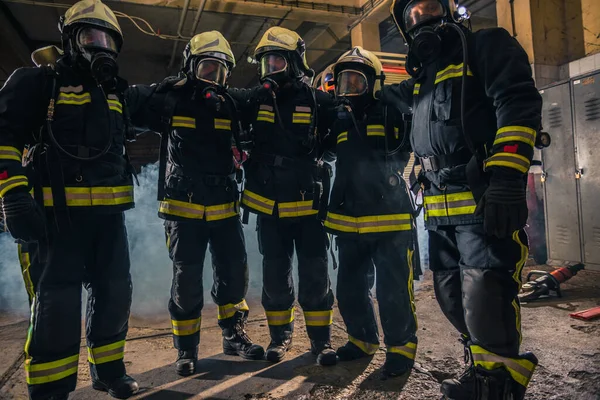 Команда Пожарных Форме Противогазах Внутри Пожарной Части — стоковое фото