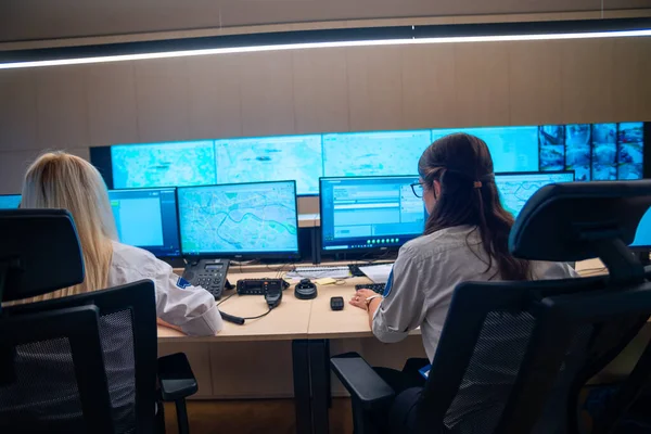 Vrouwelijke Bewakers Die Aan Computers Werken Terwijl Controlekamer Zitten — Stockfoto