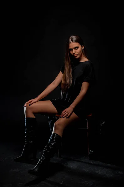 Porträtt Vacker Kvinnlig Modell Poserar Trendig Läderrock — Stockfoto