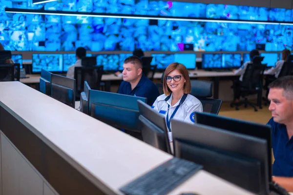 Happy Security Datacenter Operator Collega Collega Glimlachen Bewaken Van Cctv — Stockfoto