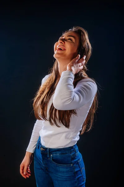 Retrato Una Chica Atractiva Acariciando Cabello Mientras Guapo Satisfecho —  Fotos de Stock