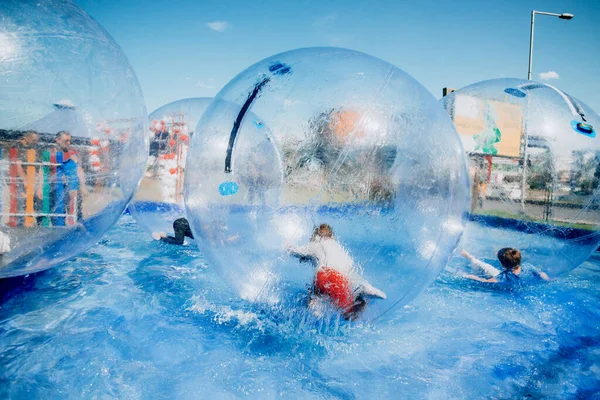 Crianças Brincando Dentro Bolas Flutuantes Água — Fotografia de Stock