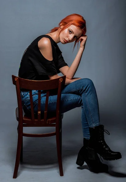 Studio Body Shot Fashion Female Model Posing Modern Clothing Grey — Stock Photo, Image