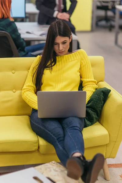 Mujer Negocios Guapo Empleado Sentado Sofá Amarillo Mientras Trabajaba Computadora —  Fotos de Stock