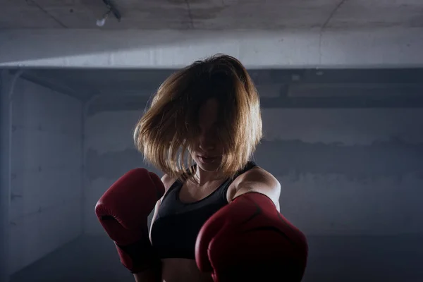 Sylwetka Portret Młodej Atrakcyjnej Fitness Kobiety Ćwiczącej Boks Czerwonych Rękawiczkach — Zdjęcie stockowe