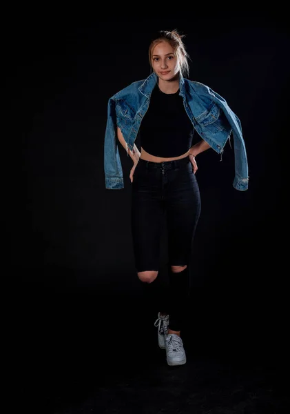 Studio Mode Porträtt Modern Flicka Bär Snygg Denim Jacka — Stockfoto