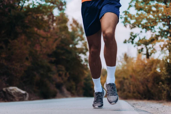 Close Van Voeten Van Jonge Loper Lopen Langs Weg Het — Stockfoto