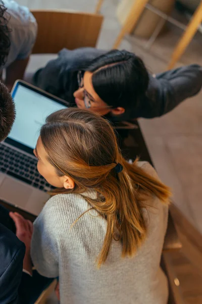 Overhead Skott Ungdomar Som Tittar Vänster Kaffebar Med Bärbara Datorer — Stockfoto