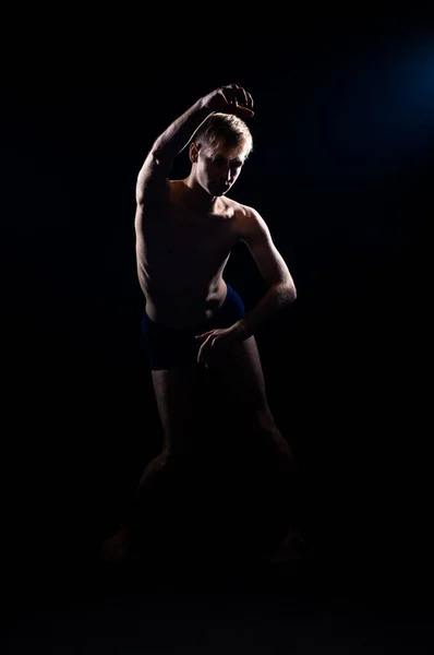 Flexibele Jonge Danser Ondergoed Die Een Stijlvolle Dansbeweging Uitvoert — Stockfoto