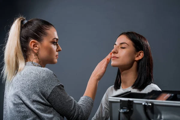 Professionell Makeup Artist Arbetar Med Ung Vacker Flicka — Stockfoto