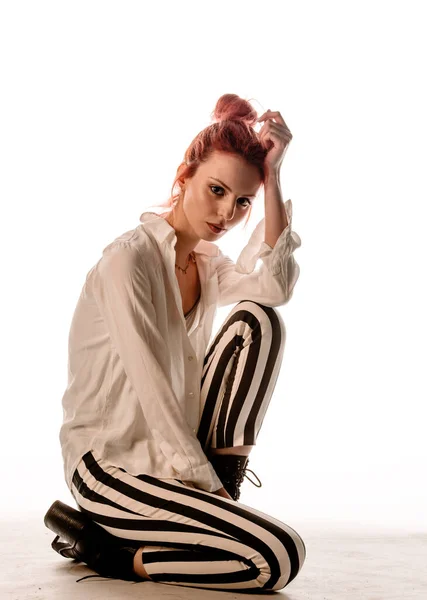 Studio Body Shot Attractive Redhead Woman Posing Stylish Clothes — Stock Photo, Image