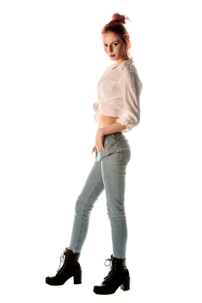 ボディショットのAスタイリッシュな女性ポーズでトレンディーなジーンズとクロップホワイトシャツ — ストック写真