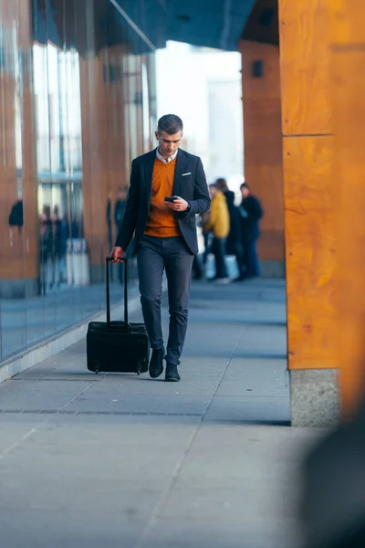 Молодий Бізнесмен Ходить Станції Розмовляючи Телефону Тягне Свою Сумку — стокове фото