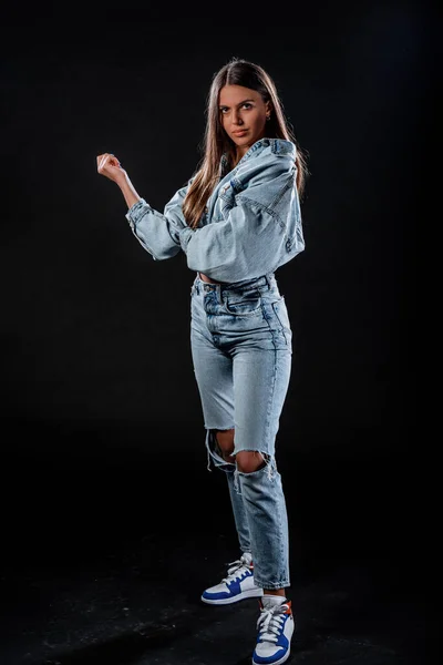 Estúdio Retrato Moda Uma Menina Moderna Vestindo Calças Jeans Elegantes — Fotografia de Stock