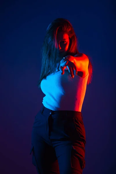 Modelo Feminino Posando Estúdio Com Cores Vermelho Azul Alto Contraste — Fotografia de Stock
