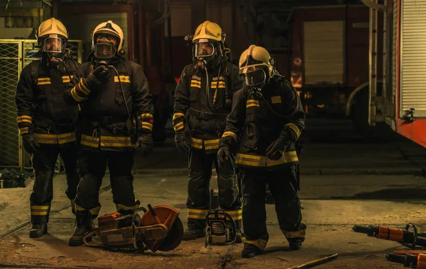 Grupo Bomberos Uniforme Posando Dentro Del Garaje Del Departamento Bomberos —  Fotos de Stock