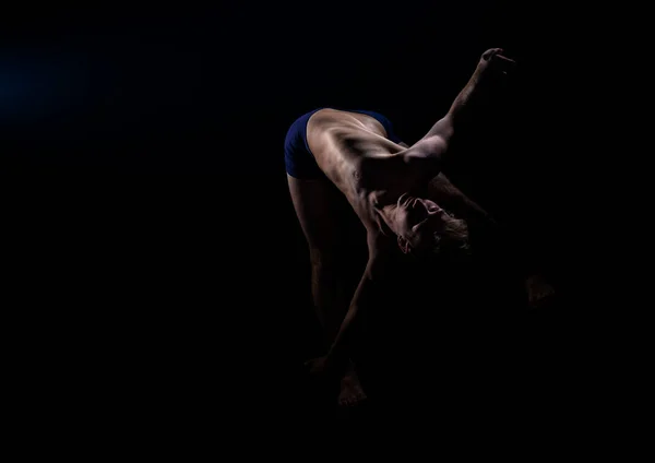 Çamaşırlı Esnek Genç Bir Dansçı Şık Bir Dans Gösterisi Sergiliyor — Stok fotoğraf