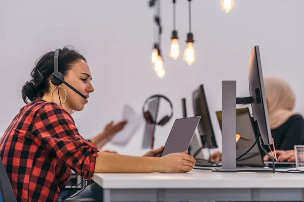 Geconcentreerde Zakenvrouw Zit Een Kantoor Werkt Aan Haar Laptop — Stockfoto