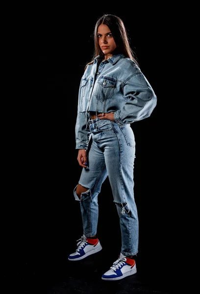 Кузовний Знімок Холодної Молодої Жінки Сучасному Стилі Одягу — стокове фото
