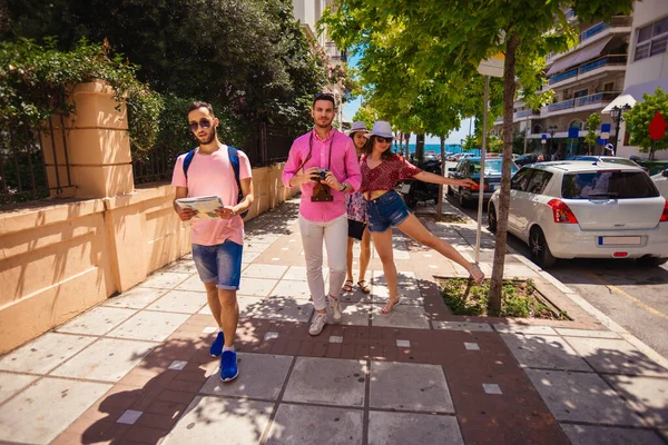 Pareja Turistas Explorando Nueva Ciudad Juntos Haciendo Fotos Una Cámara — Foto de Stock