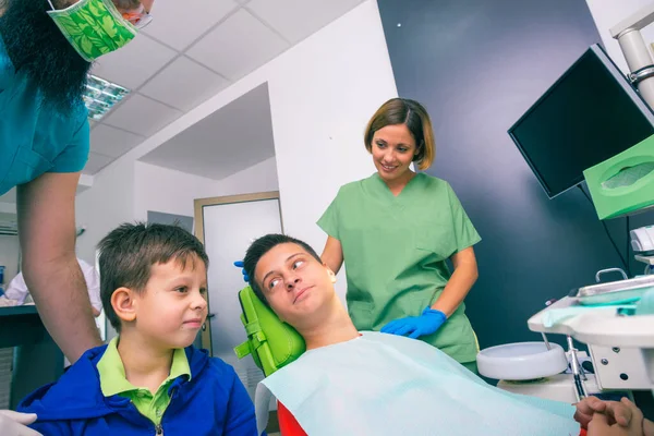 Equipo Profesional Dentistas Dos Niños Pequeños Como Pacientes Consultorio Dental — Foto de Stock