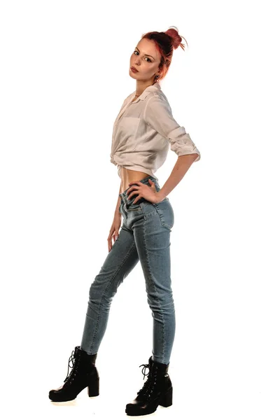現代風のシャツを着た流行の若い女性のスタジオボディショット — ストック写真