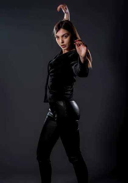 Portret Van Een Mooie Stijlvolle Vrouw Poseren Tegen Zwarte Achtergrond — Stockfoto