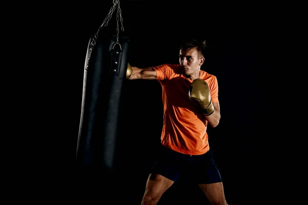 Entrenamiento Profesional Boxeador Patada Muscular Saco Boxeo Mientras Prepara Para — Foto de Stock