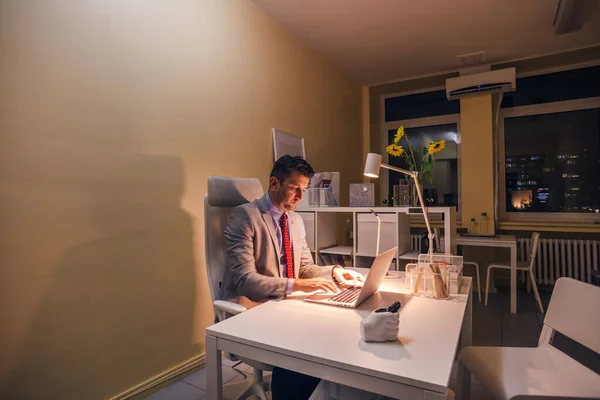 Ernsthafter Arzt Arbeitet Nachts Seinem Laptop Überstunden — Stockfoto