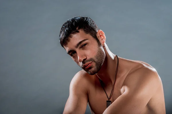Detailní Záběr Atraktivní Mladý Muž Model Pózuje Polonahý — Stock fotografie
