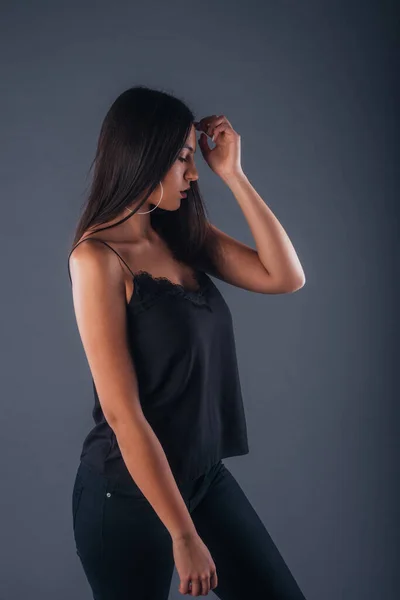 Profil Pohled Sebevědomé Mladé Brunetky Pózující Černém Oblečení Uvnitř Studia — Stock fotografie