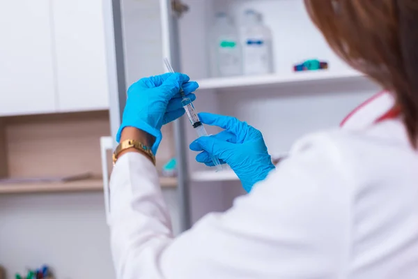 Acercamiento Una Doctora Enfermera Sosteniendo Una Jeringa Mientras Está Pie — Foto de Stock